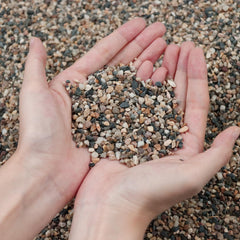 Ausluru sand ideal for aquariums and decorative landscapes.