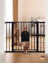 BABELIO Auto Close gate in wide opening shows adjustable width for stairs.