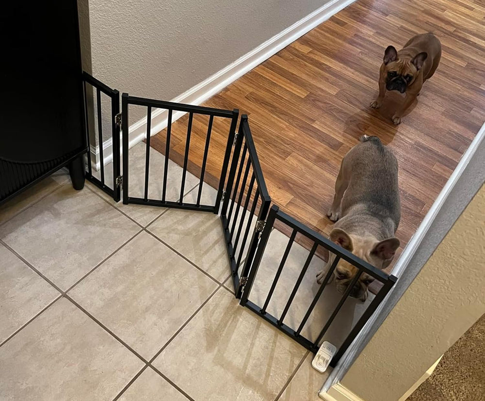 BFNN free-standing foldable dog gate front view highlights quick room setup and containment.
