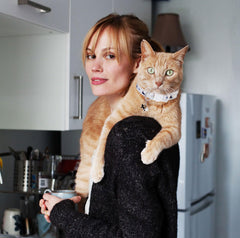 DALOO daisy pendant collar close up highlights decorative charm and flair