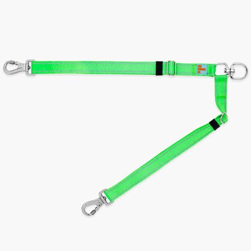 DF Co leash splitter with 360° swivel enables tangle-free two-dog walks
