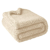 Manta furrybaby suave para perros grandes sobre el sofá, tacto sherpa