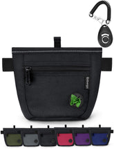Gobeigo treat pouch with magnet closure demonstrates spill-proof performance during walks.