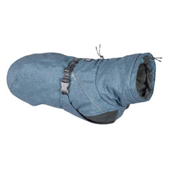 Hurtta Expedition Parka Bilberry front view keeps your dog warm during chilly hikes.
