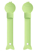 Lonsenbao cat spoon green side view demonstrates spill-free feeding for wet snacks.