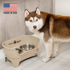 Neater Feeder Express stainless bowls on the stand ensure easy, mess-free feeding.