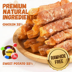Detalle cercano de tiras de pollo envueltas en patata dulce de Pawmate.