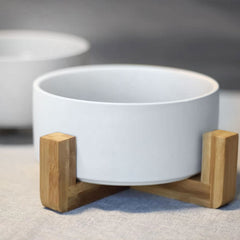 Petygooing dual-bowl design on floor keeps food and water neatly organized.