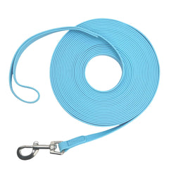 Qiaosite waterproof long leash on a sky-blue trail, enabling confident recall during hikes.