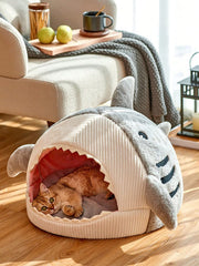 QWINEE shark-shaped kennel bottom with waterproof, anti-slip surface for steady placement