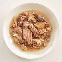 Rawz Aujou Aku mackerel pouch close-up displaying fish chunks for protein-rich flavor variety.