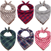 Bandana navideña de Remifa en cuadros escoceses para perros.