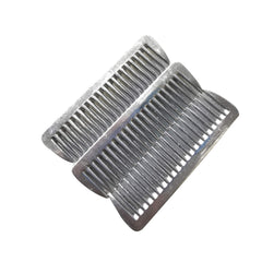 A groomer uses a SXYH pulling comb on a horse mane to ease knots during prep.