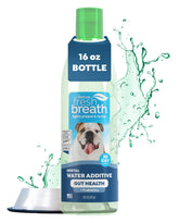 TropiClean muestra la botella del aditivo para agua con aliento más fresco.