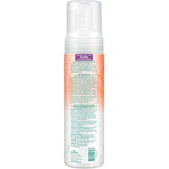 TropiClean waterless shampoo cat application on coat for quick refresh.