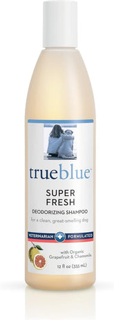 Botella TrueBlue champú para perros con pomelo y manzanilla, desodorización suave.