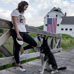 TUG anti-slip ergonomic handle provides comfortable grip on every walk.