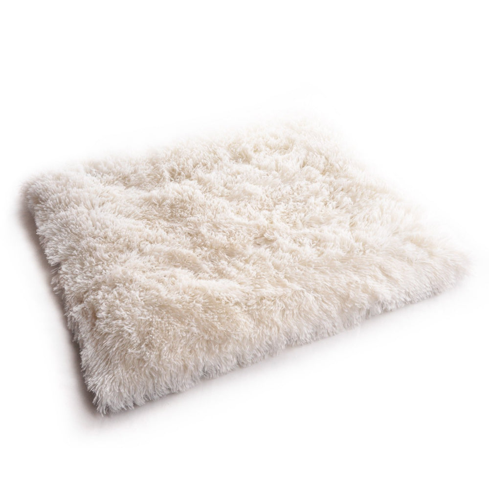 4CLAWS furry pet bed mat faux-fur detail – luxurious texture for napping