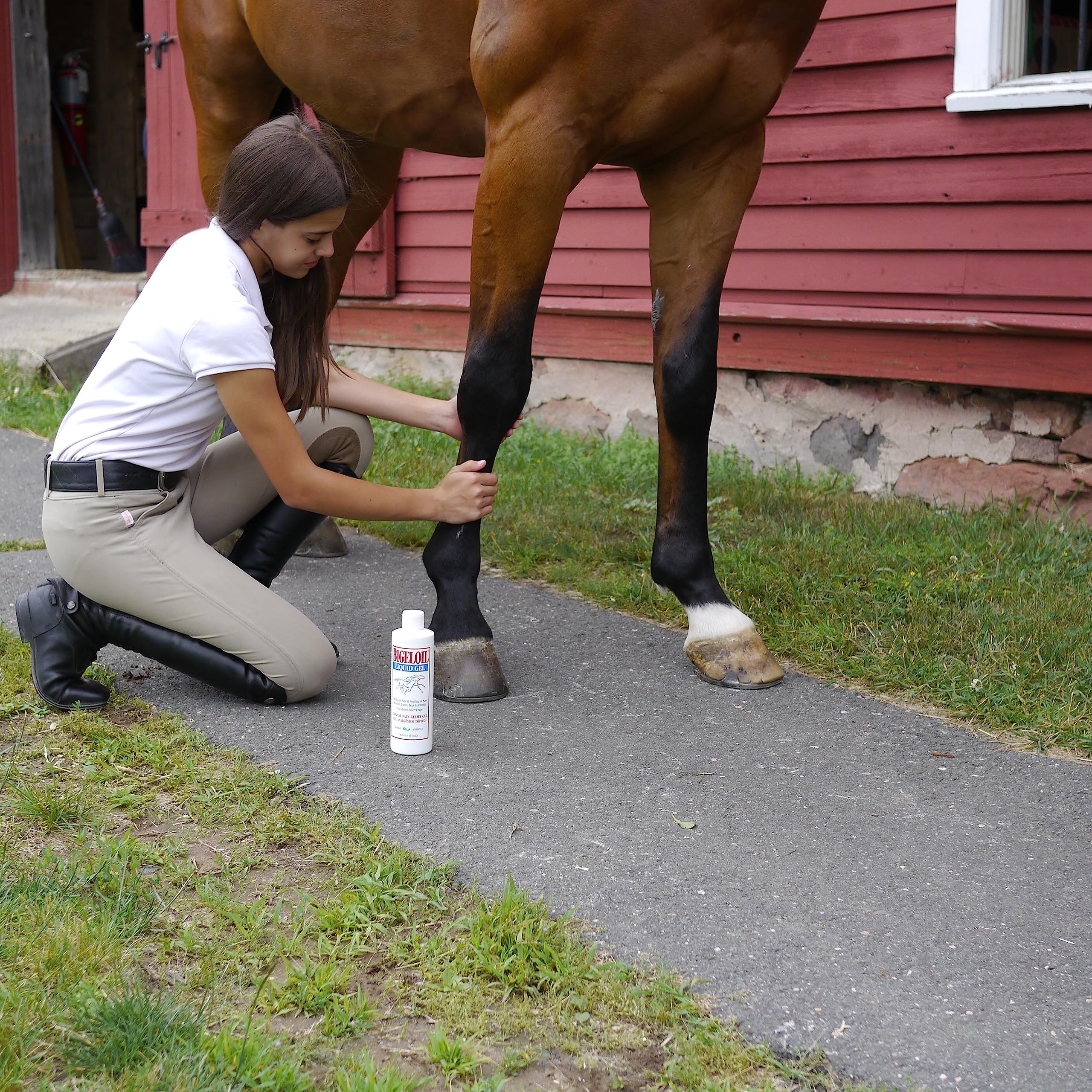 Absorbine Bigeloil Liniment Gel menthol scent enhances refreshing massage during use.