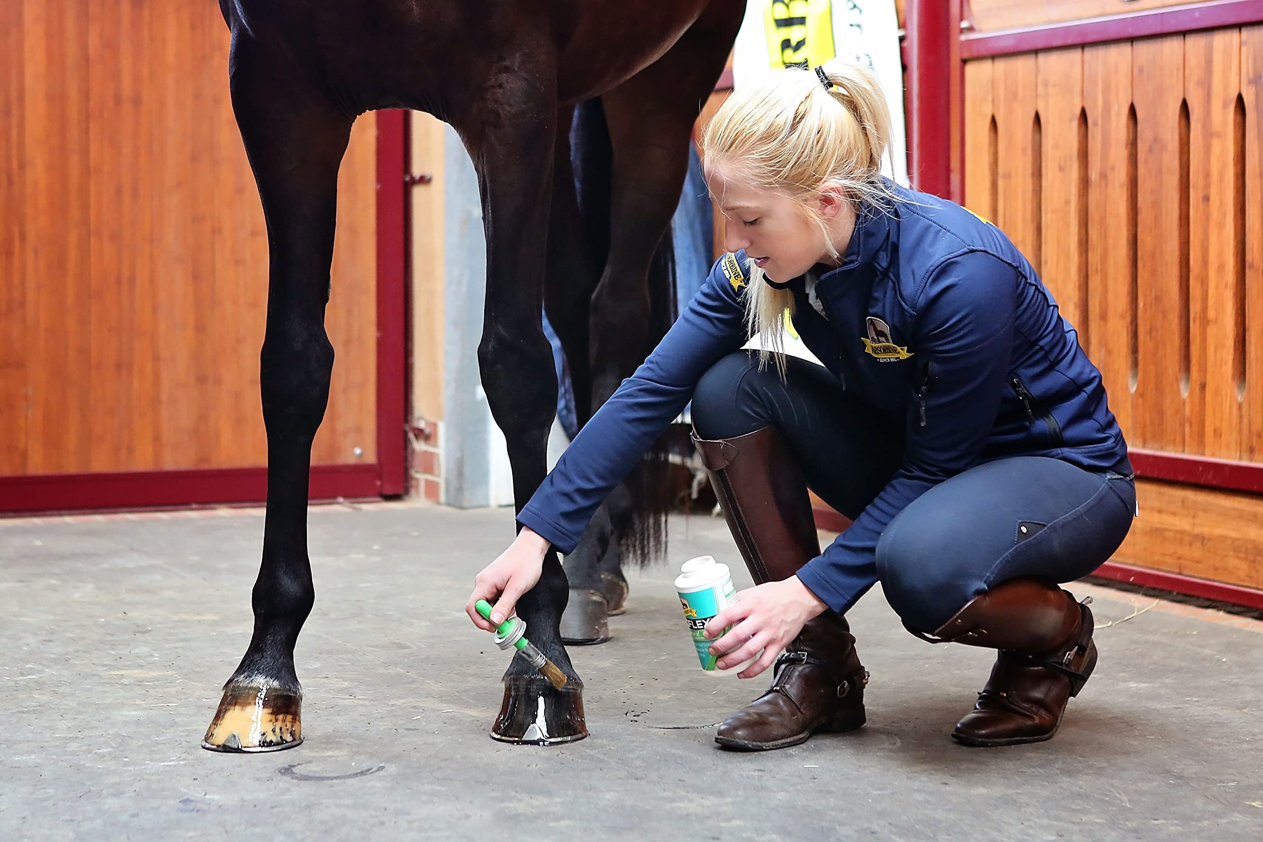 Absorbine Hooflex enhances natural hoof color without dyes