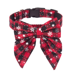 Collar navideño Adoggygo con lazo rojo, ideal para fiestas y fotos festivas.