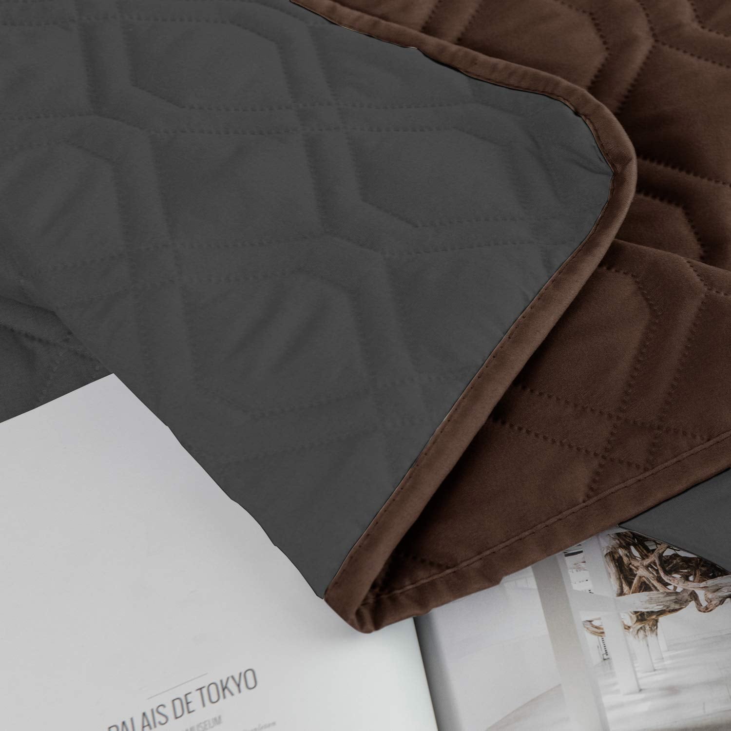 Ameritex funda reversible en dos tonos para cambiar estilo y proteger muebles.