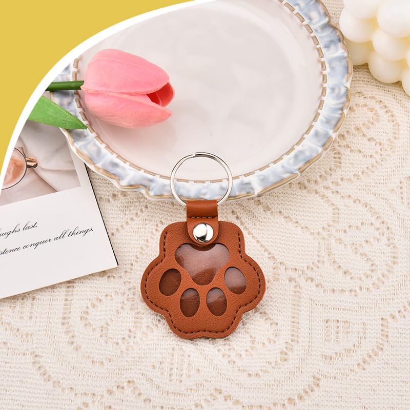 Close-up of the paw-print design on the Ancnoz memorial keychain highlighting transparent fur window