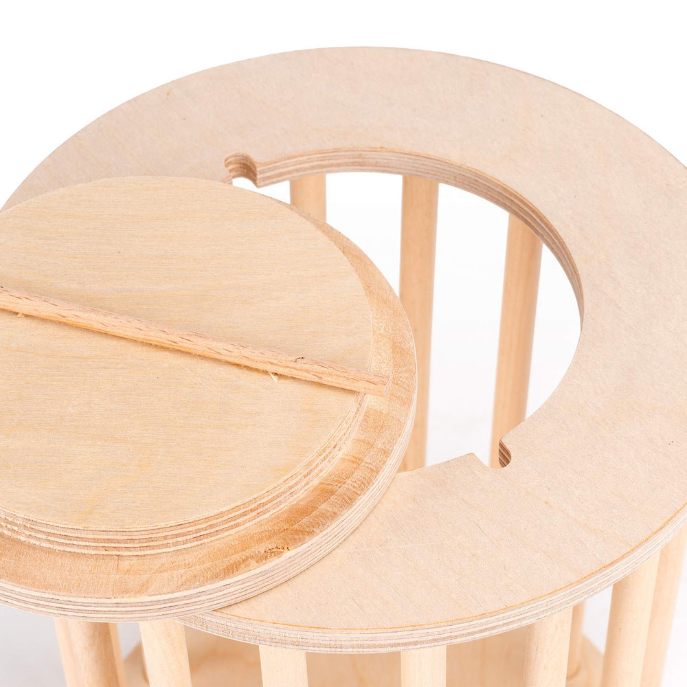 andwe hay feeder modern-design doubles as a decorative cage accessory.