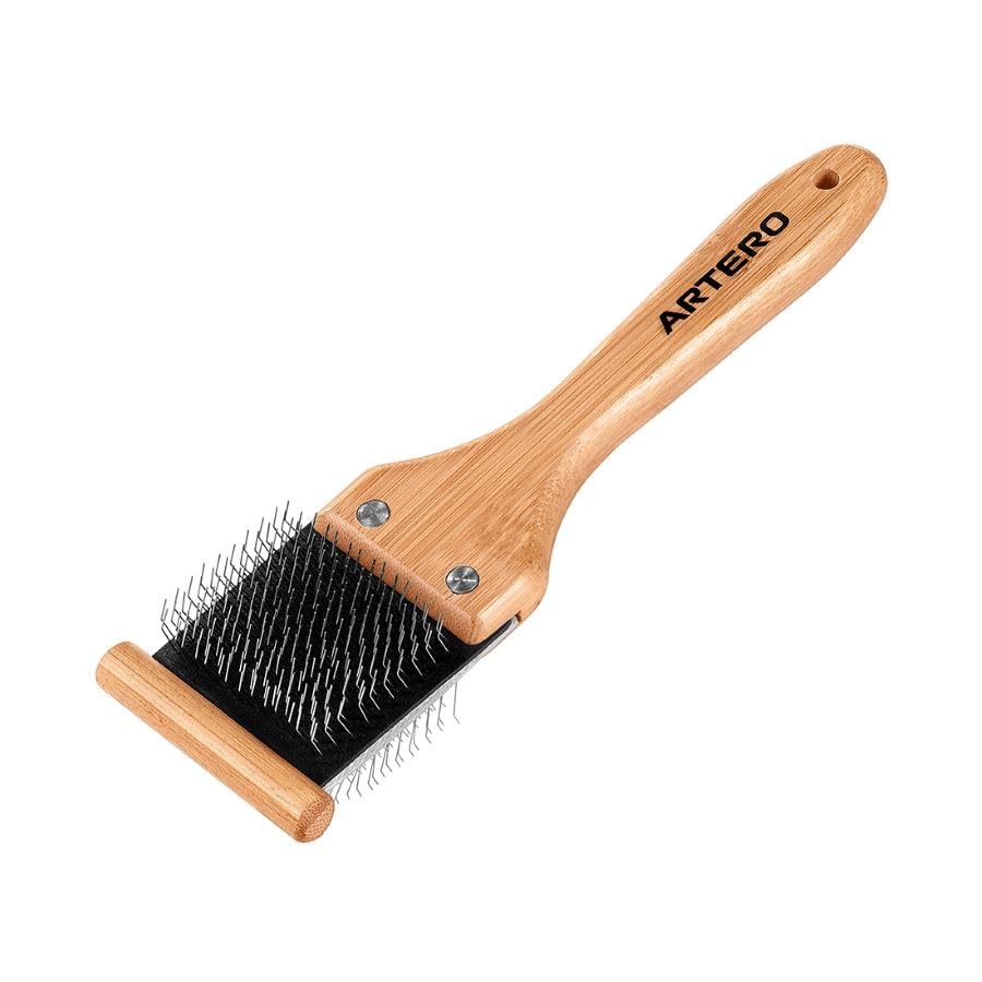 Artero Double Flexible Brush flexible head bends to reach contours during grooming.