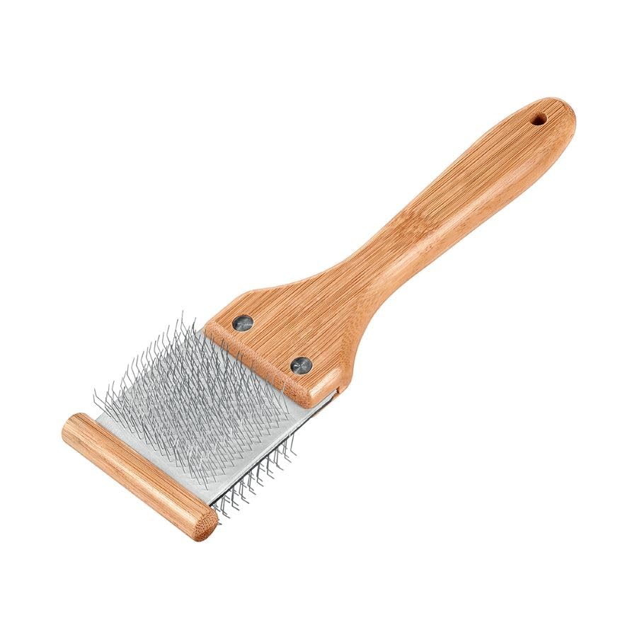 Artero Double Flexible Brush handle-use view shows comfortable grip for long brushing sessions.