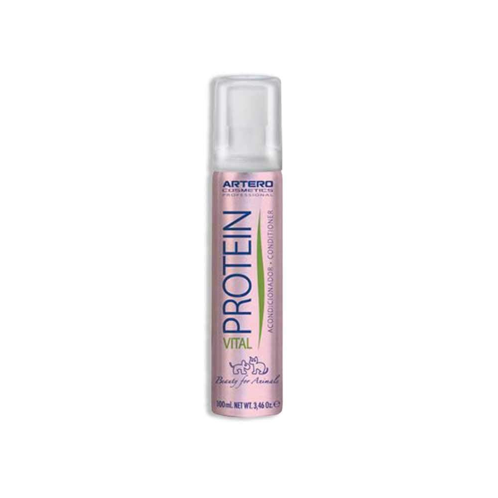 Artero Protein Vital conditioner on a pet's coat for smoother, tangle-free grooming.