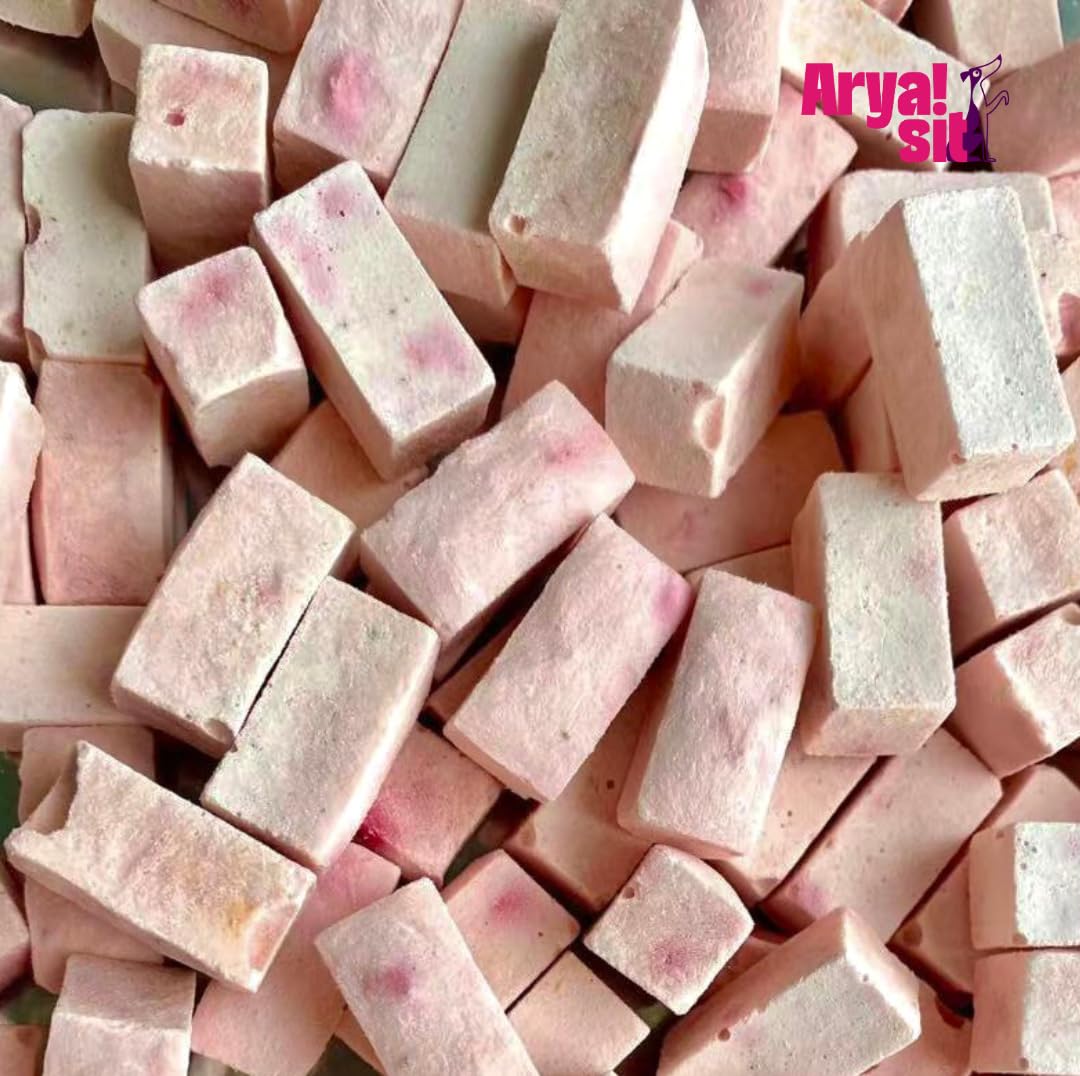Arya Sit! moistened treat to reactivate aroma during feeding.