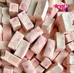 Arya Sit! moistened treat to reactivate aroma during feeding.