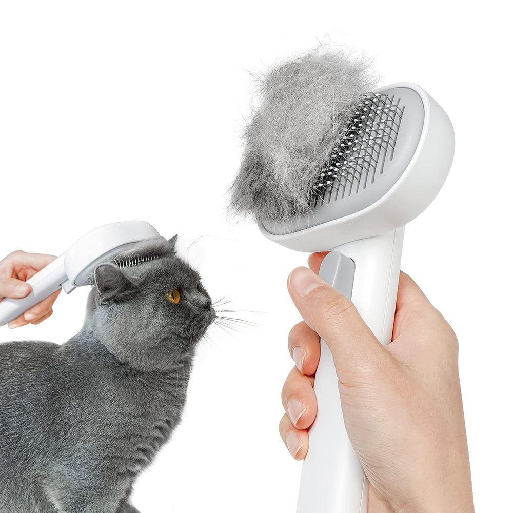 Aumuca cepillo para gatos en mano, diseño ergonómico para uso diario.
