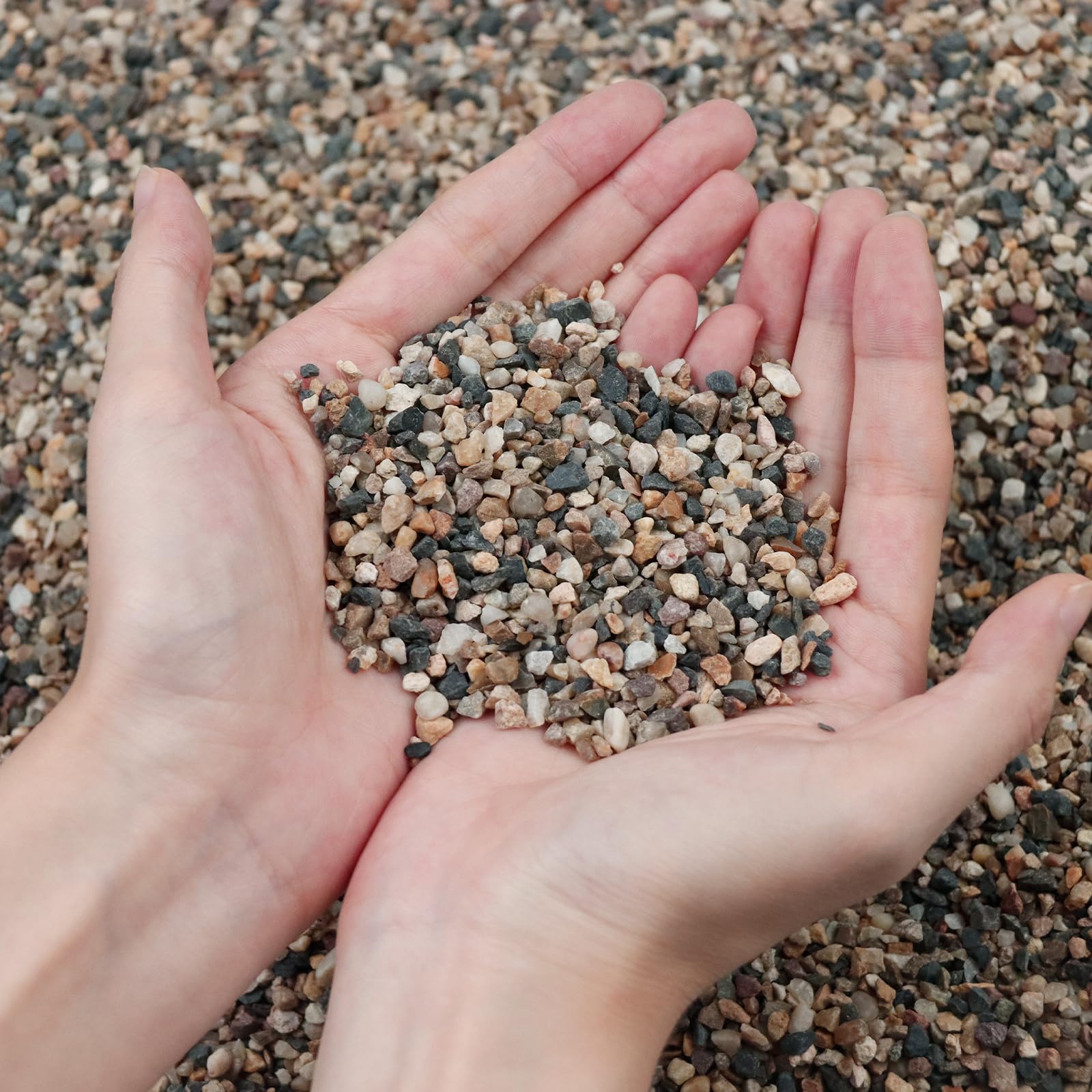 Ausluru sand ideal for aquariums and decorative landscapes.