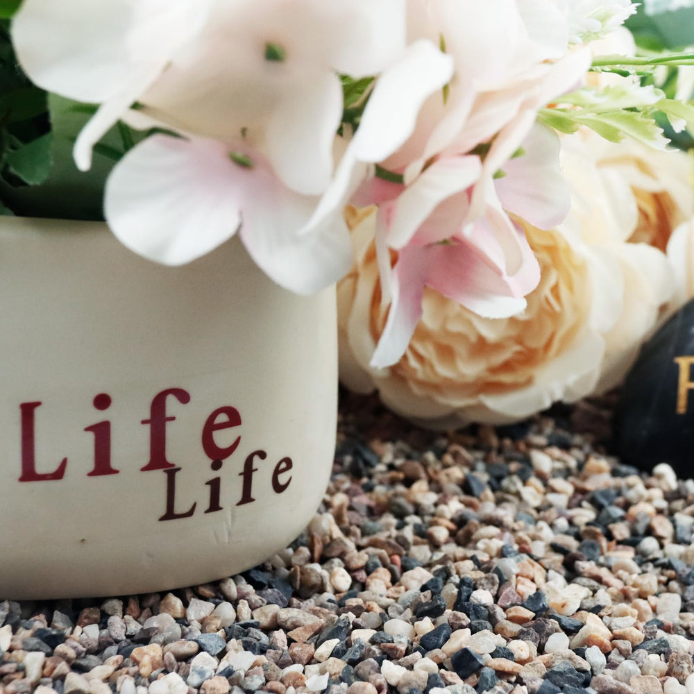 Ausluru sand weather-resistant base supporting outdoor arrangements.