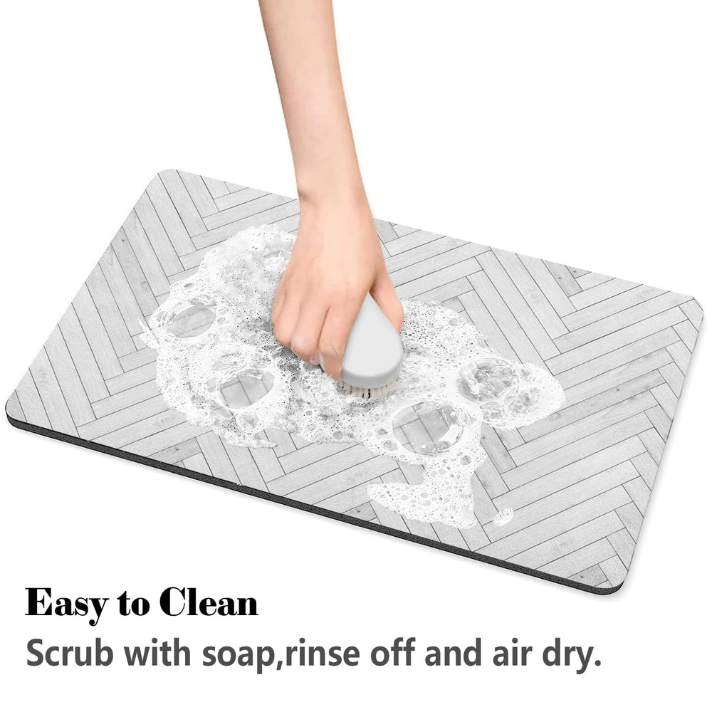 Ayiashiab mat under feeder keeps spills contained and storage easy.