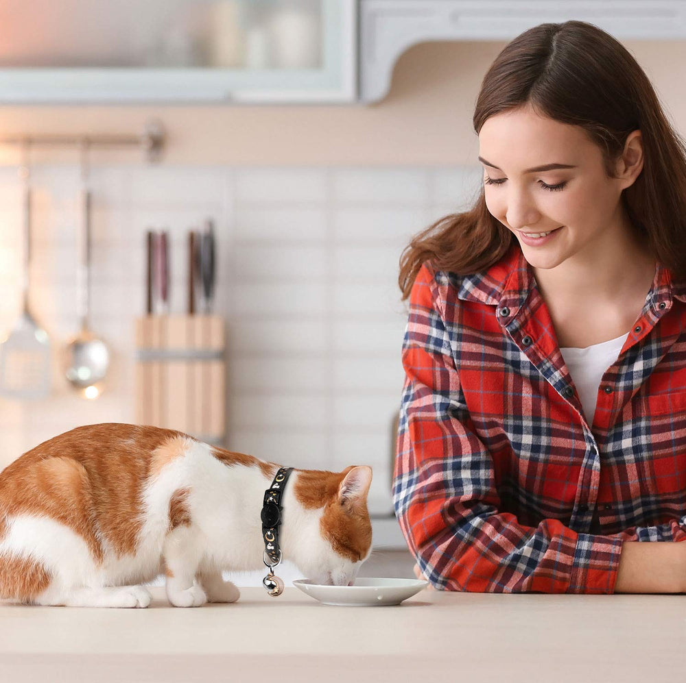 Baeuppit breakaway collar features star pattern for cute style.