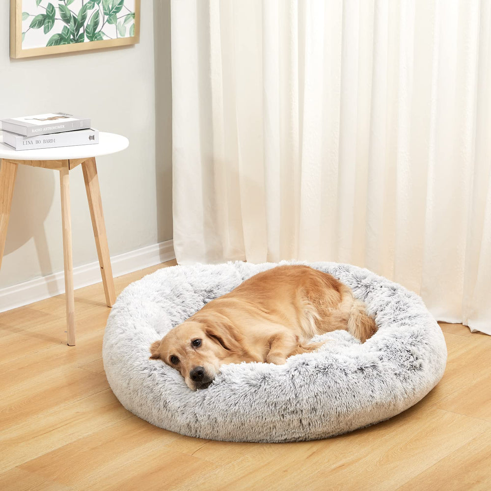 Bedfolks Donut Bed close-up, plush faux fur for warm, comforting naps.