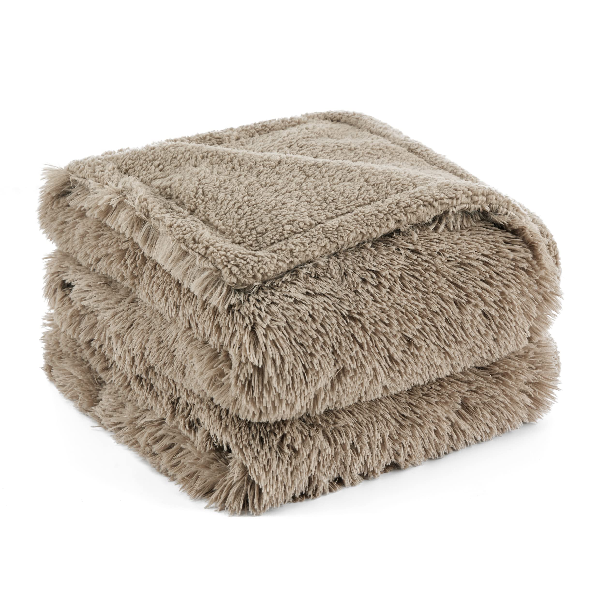 Bedsure blanket with Sherpa fleece side offers plush comfort