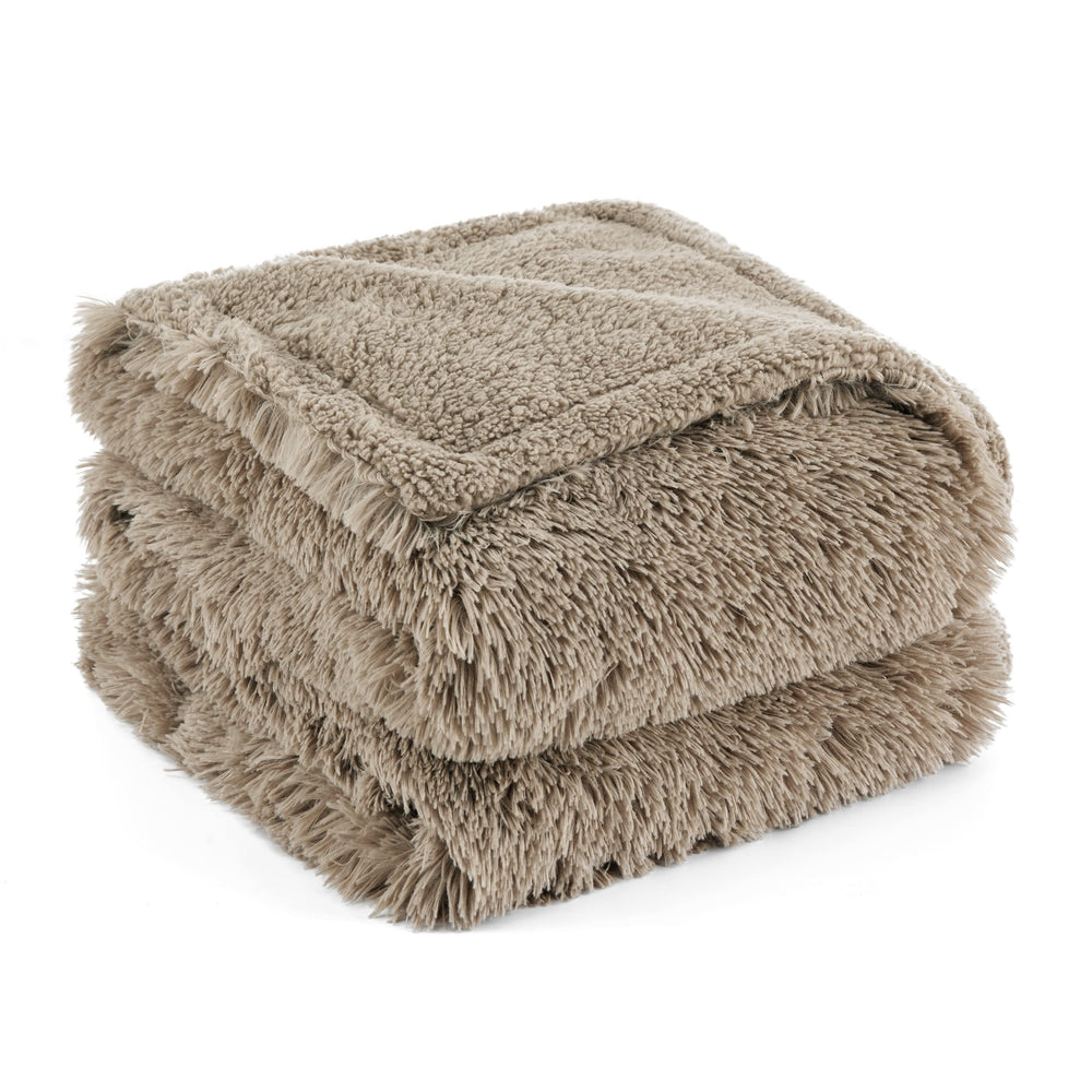 Bedsure blanket with Sherpa fleece side offers plush comfort