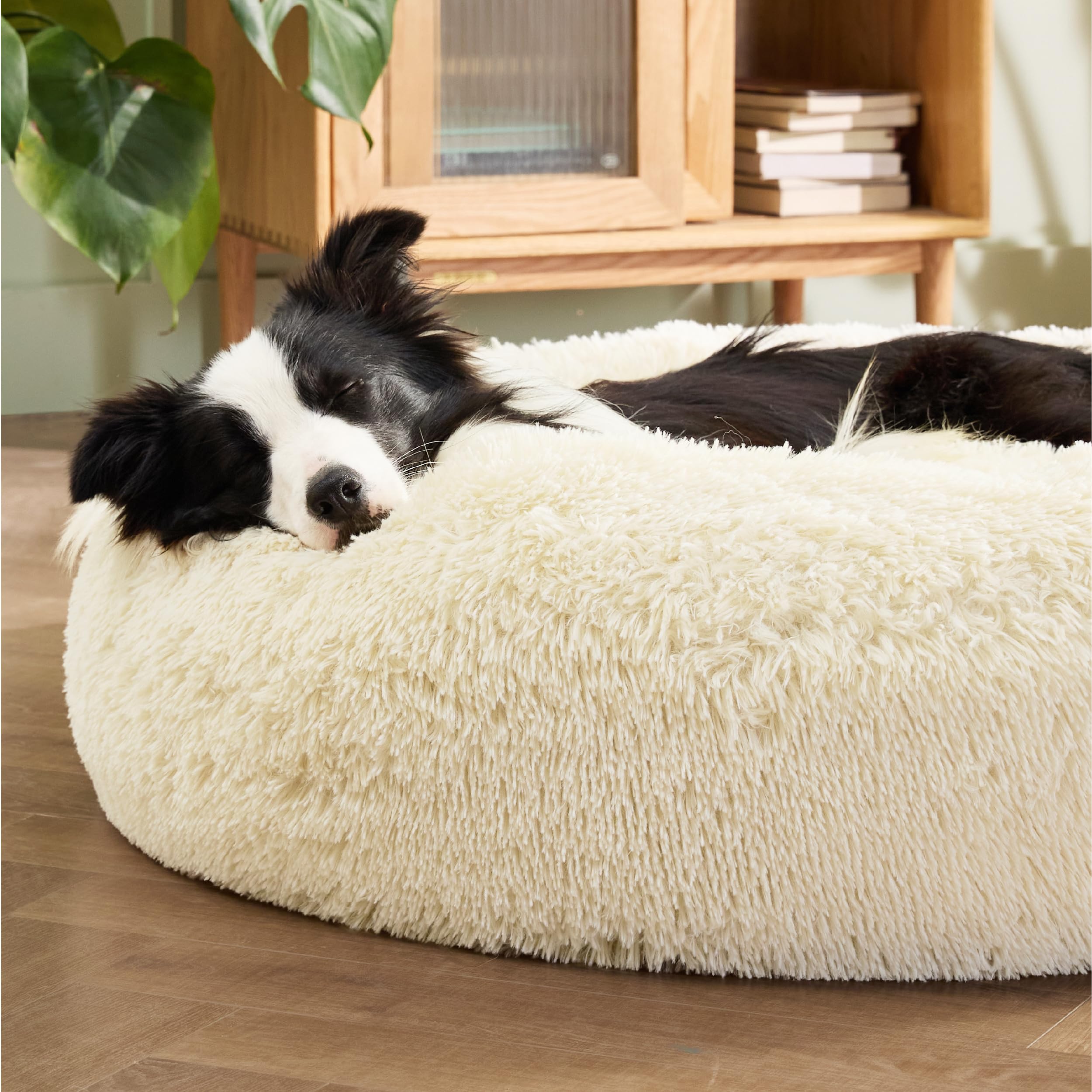 Bedsure donut bed with removable cover makes cleaning quick and easy.