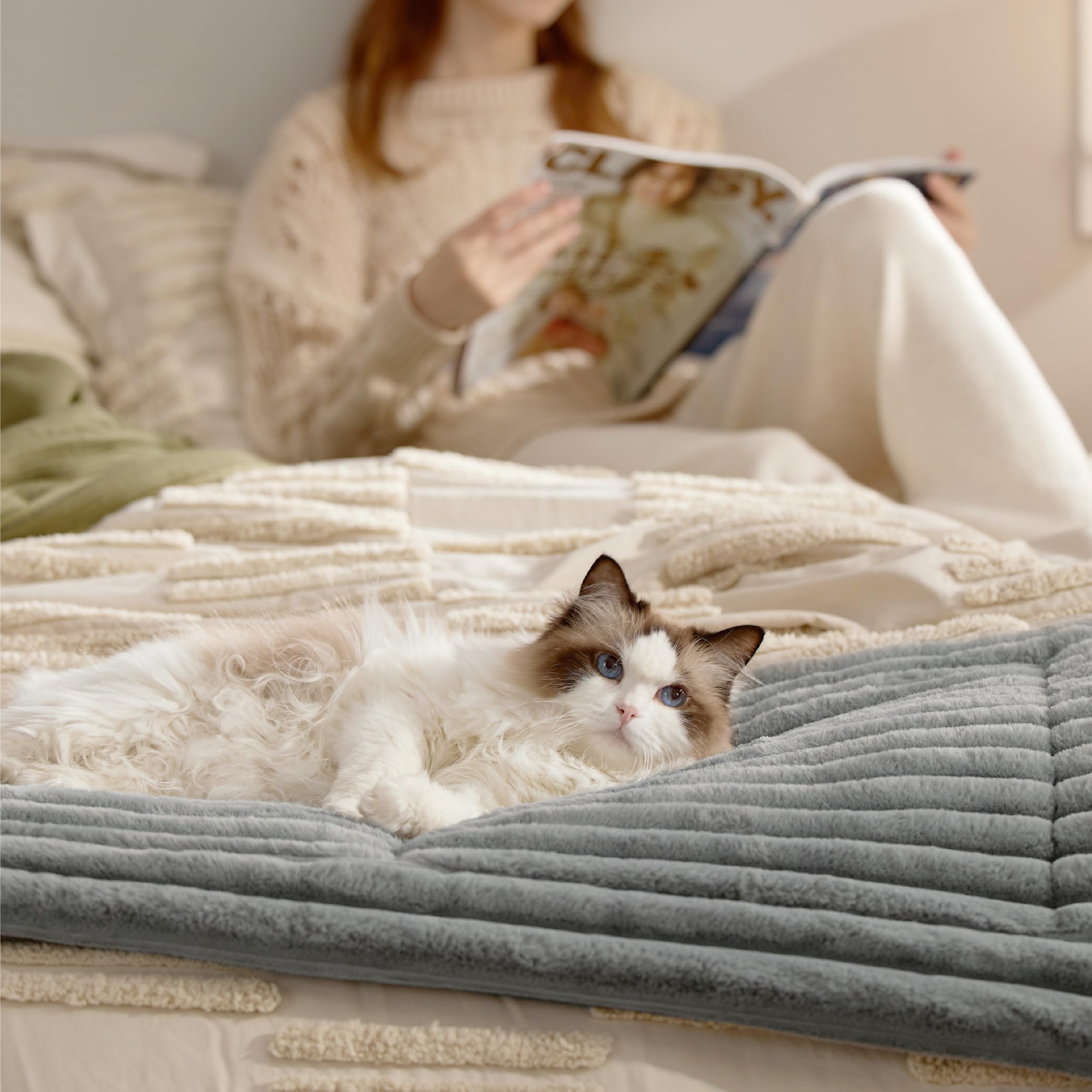 Bedsure non-electric warmth technology shown on gray mat.