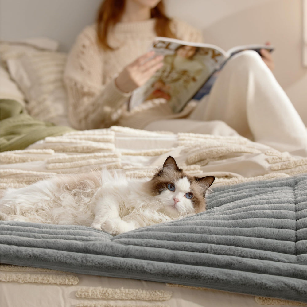 Bedsure non-electric warmth technology shown on gray mat.