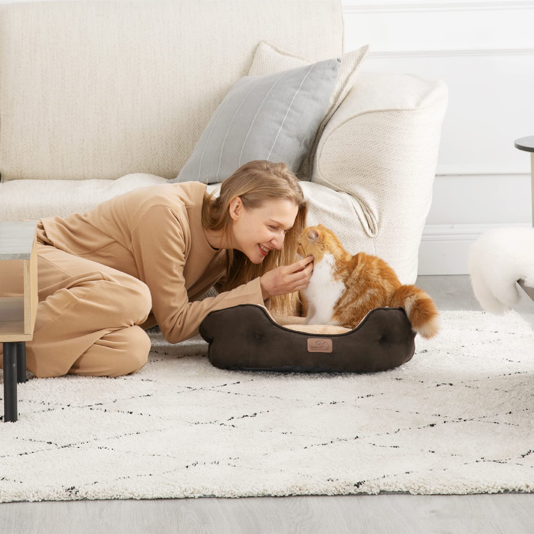 Bedsure dog bed removable pillow enables easy machine washing.