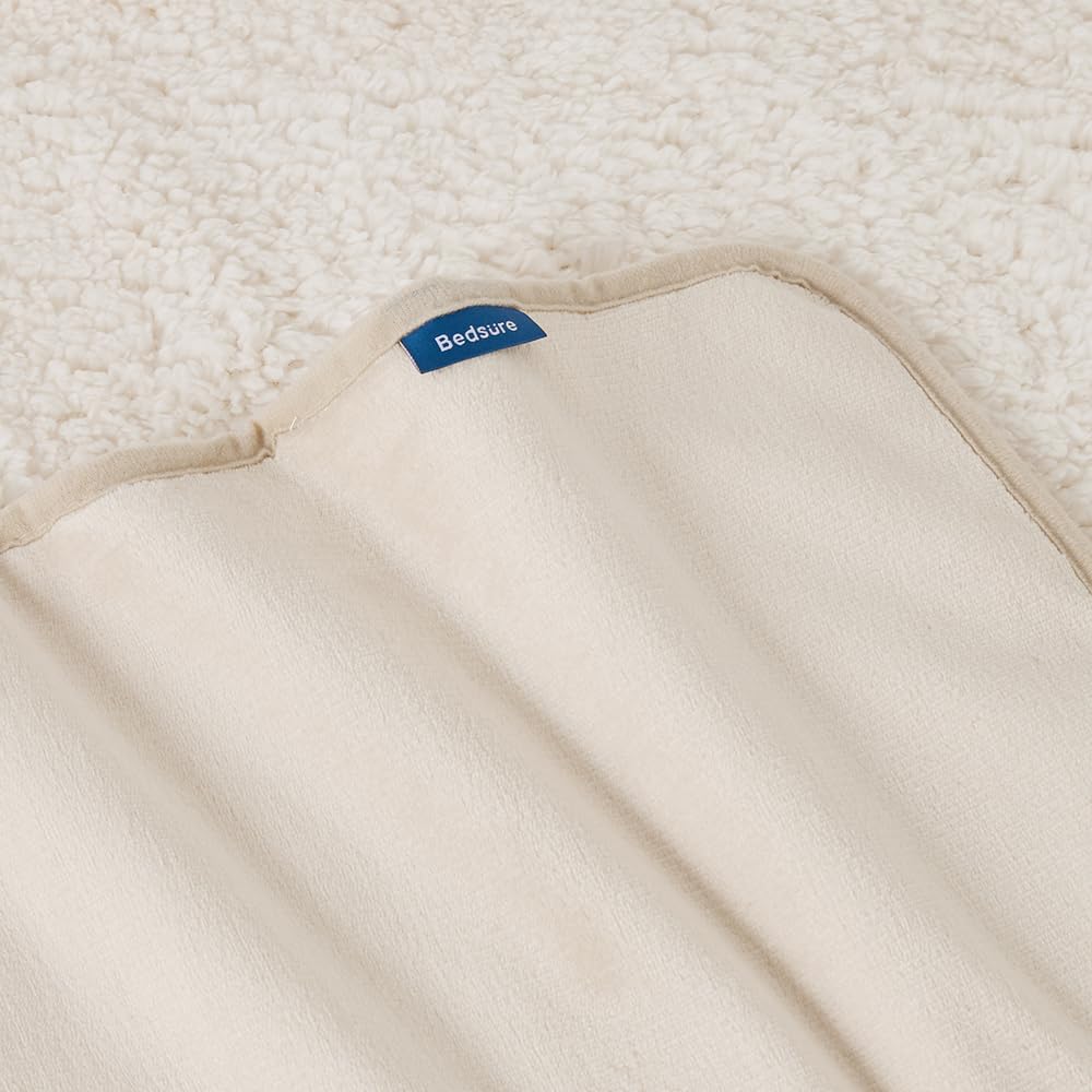 Bedsure sherpa fleece warmth closeup on blanket edge