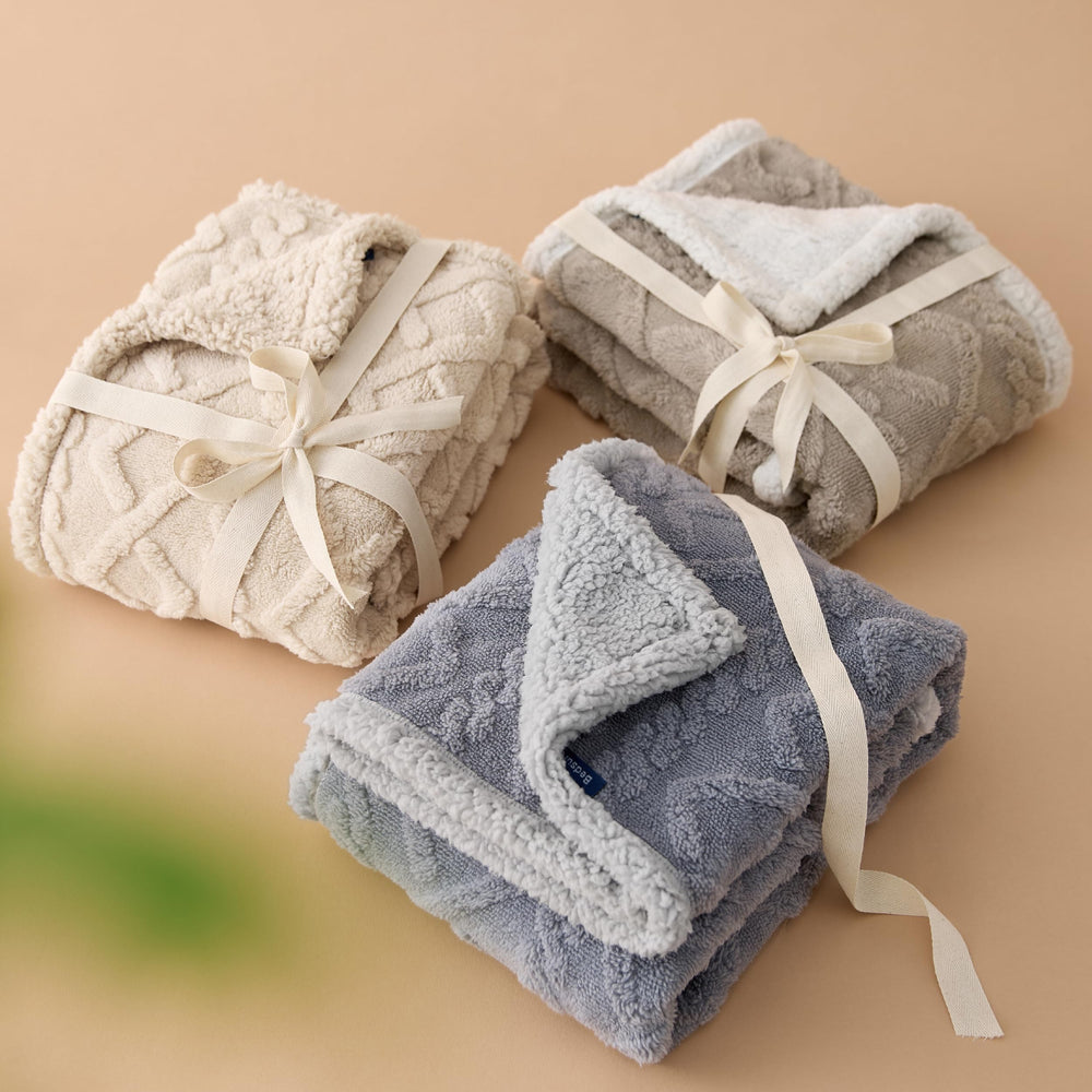 Bedsure easy-care design: machine washable, low-dry suitable.