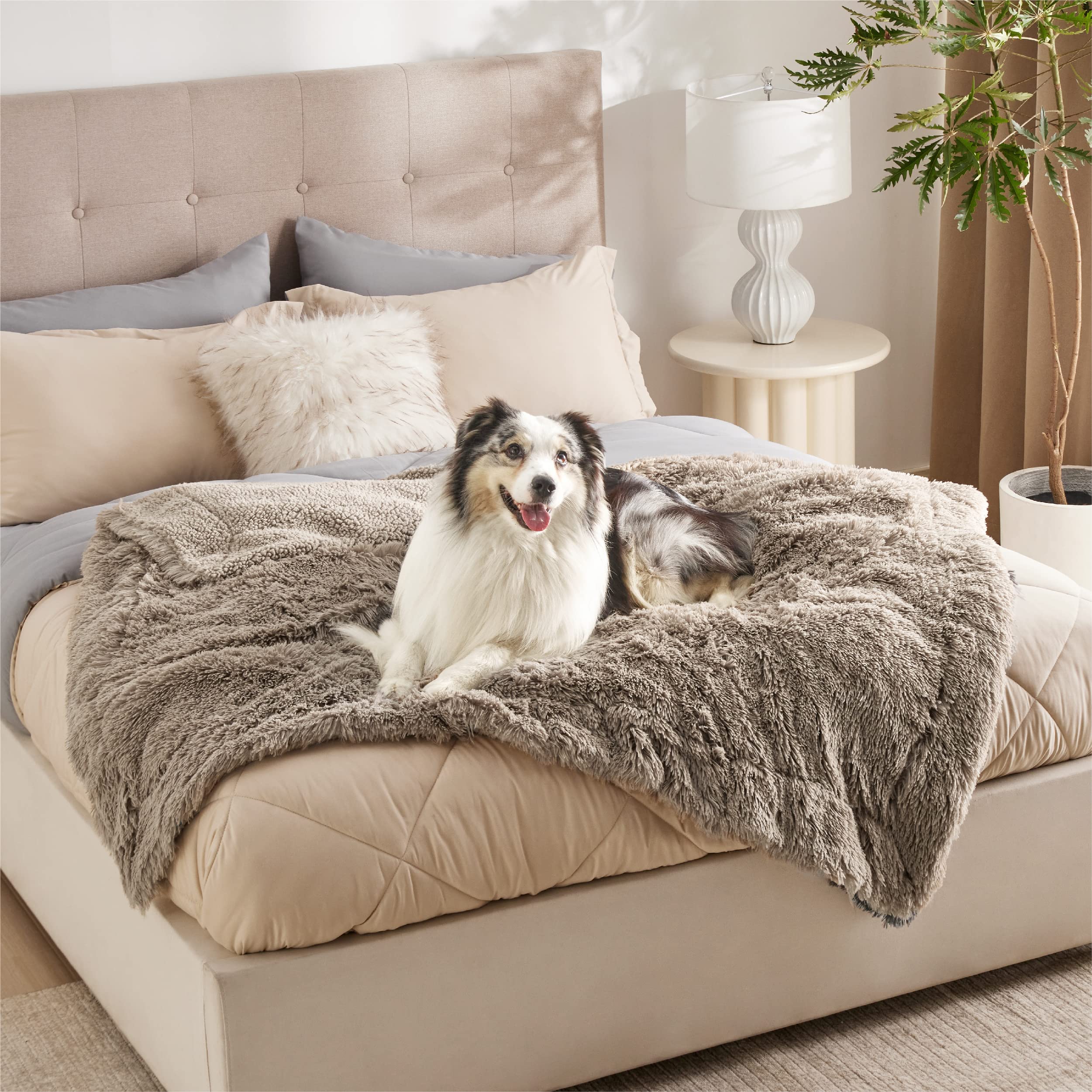 Bedsure faux-fur-detail close-up emphasizes calming, mother-like feel for dogs and cats.