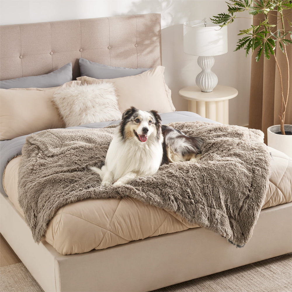 Bedsure faux-fur-detail close-up emphasizes calming, mother-like feel for dogs and cats.