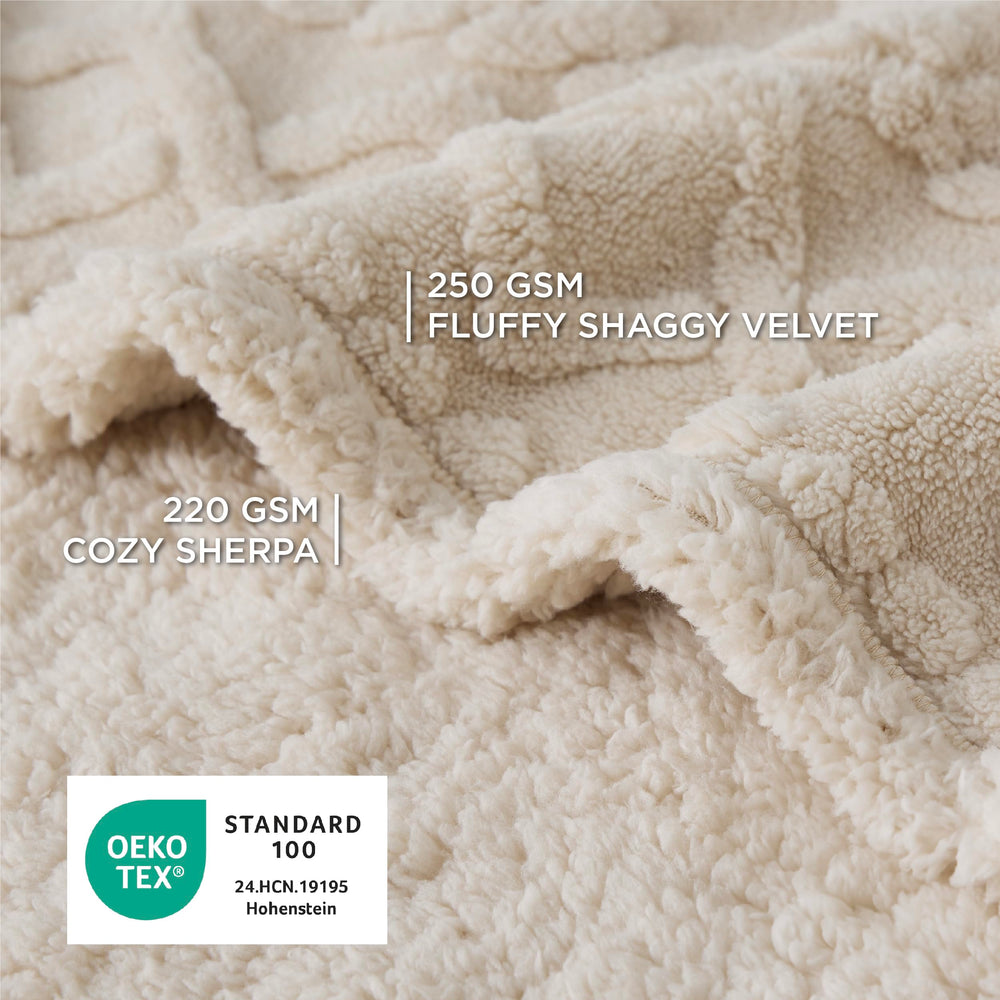 Bedsure sherpa-side plush surface keeps pets warm and comfortable.